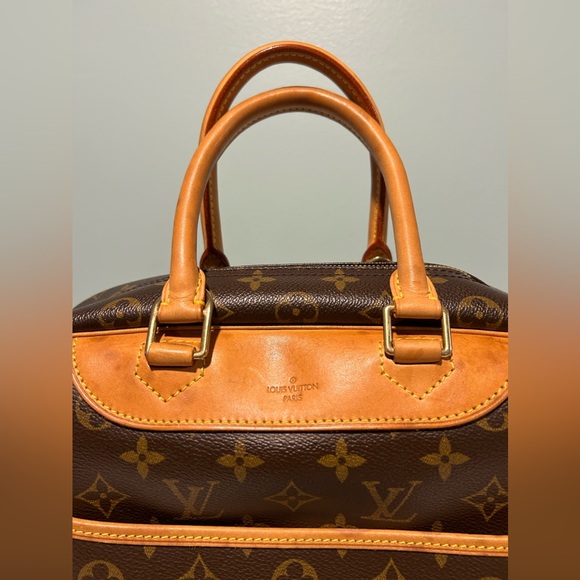 Louis Vuitton Deauville Monogram in great condition. Authentic and pre-owned. - Picture 14 of 14